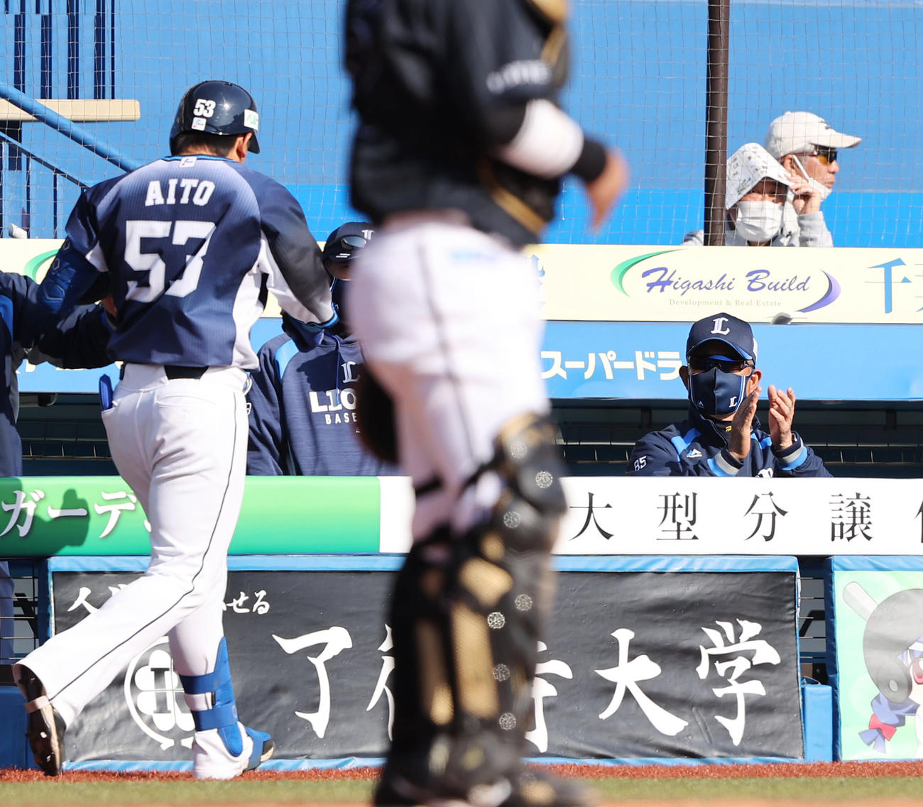 5回表西武無死、ソロ本塁打を放った愛斗（左）を拍手で出迎える　辻　監督（撮影・垰建太）