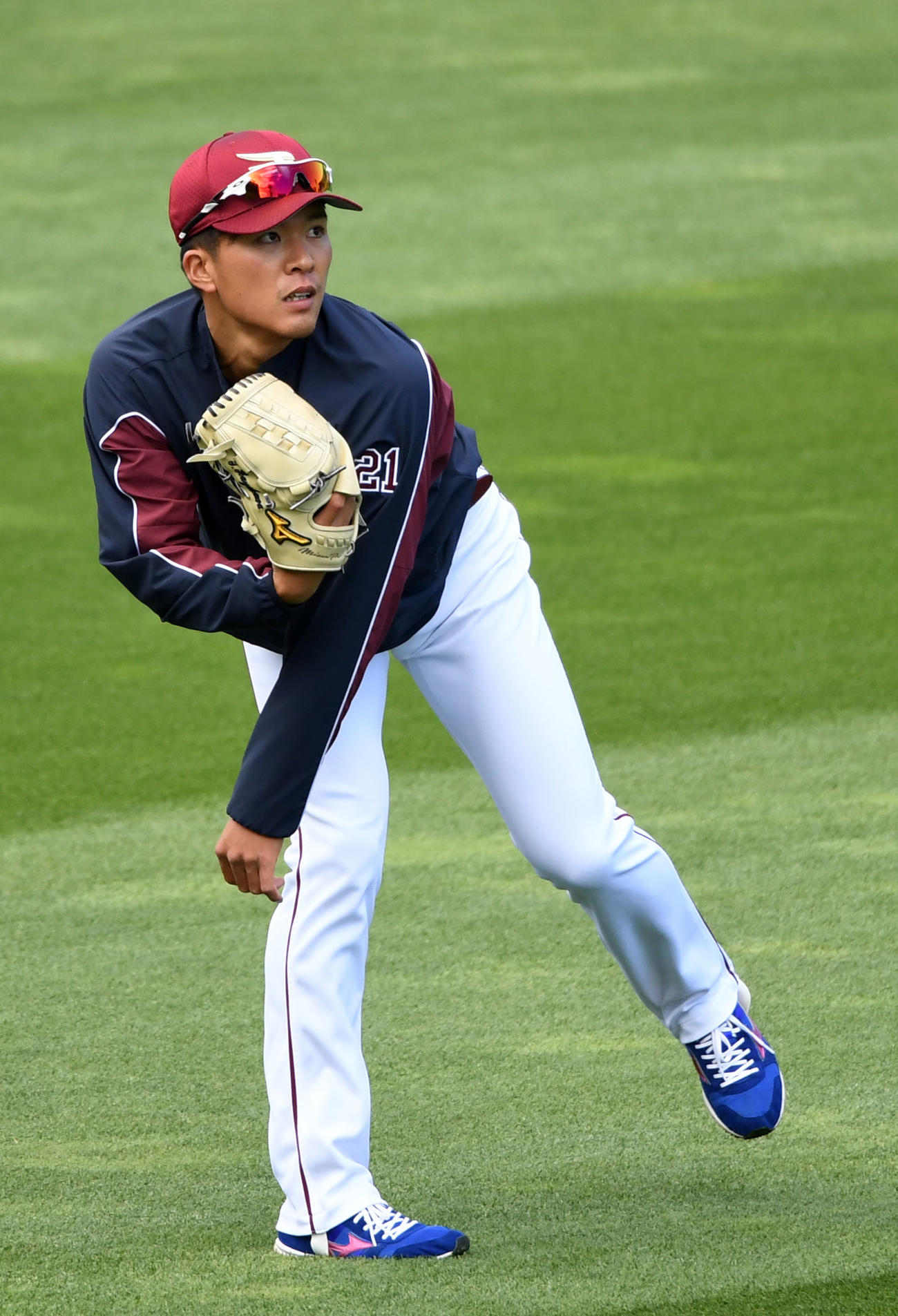 楽天対ソフトバンク　キャッチボールをする楽天早川（撮影・横山健太）
