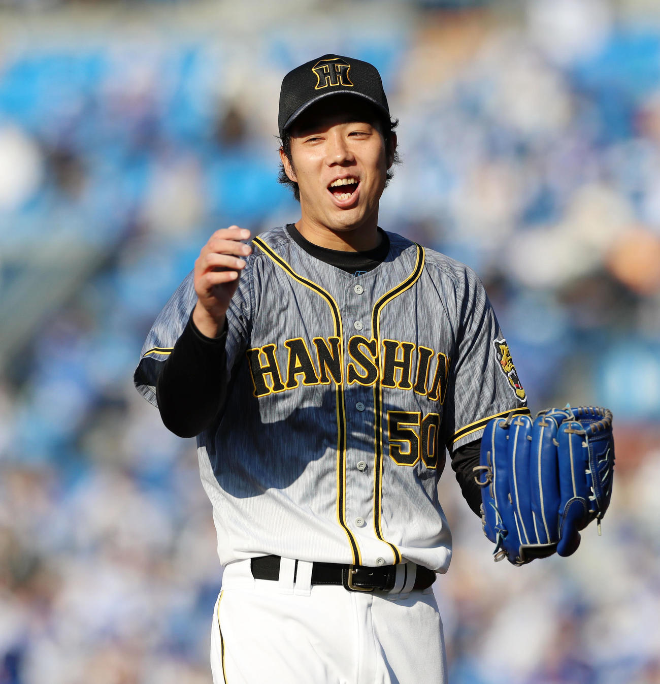DeNA対阪神　7回裏DeNA2死一、三塁、青柳は戸柱を遊直に仕留め笑顔を見せる（撮影・加藤哉）