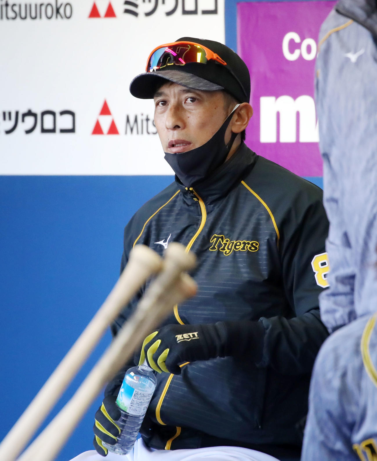 DeNA対阪神　ベンチで水分補給する矢野監督（撮影・加藤哉）