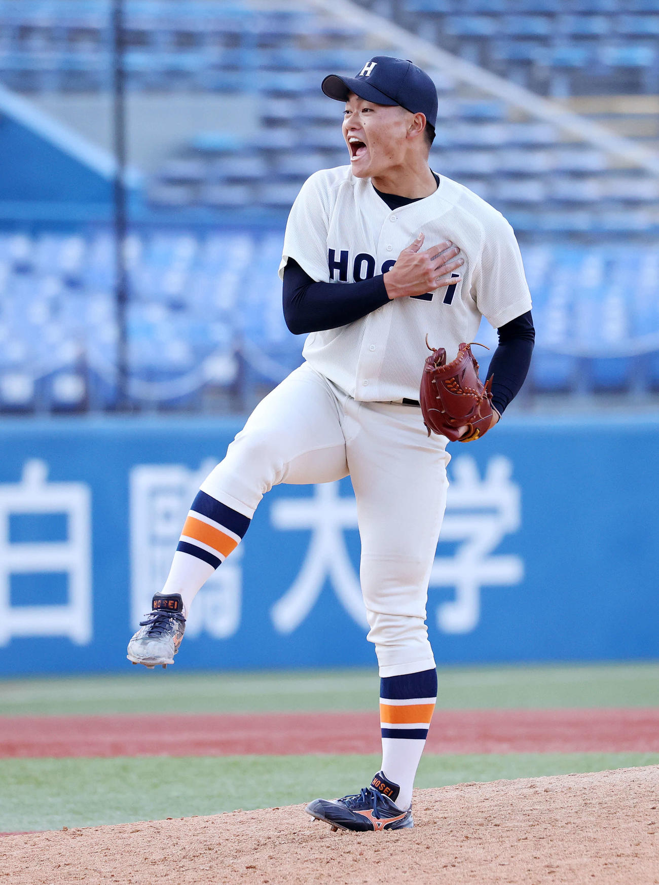 慶大対法大　勝利し雄たけびを上げる法大・三浦（撮影・鈴木正人）