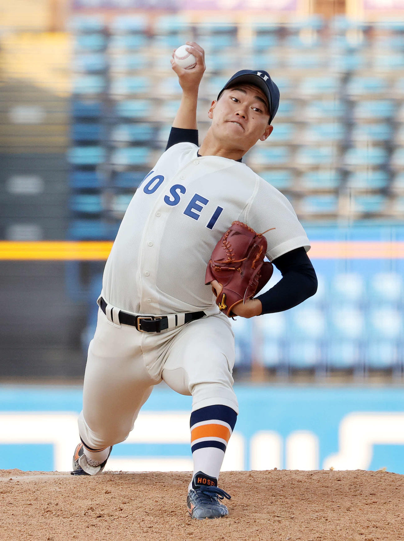 先発し力投する法大・三浦（撮影・鈴木正人）