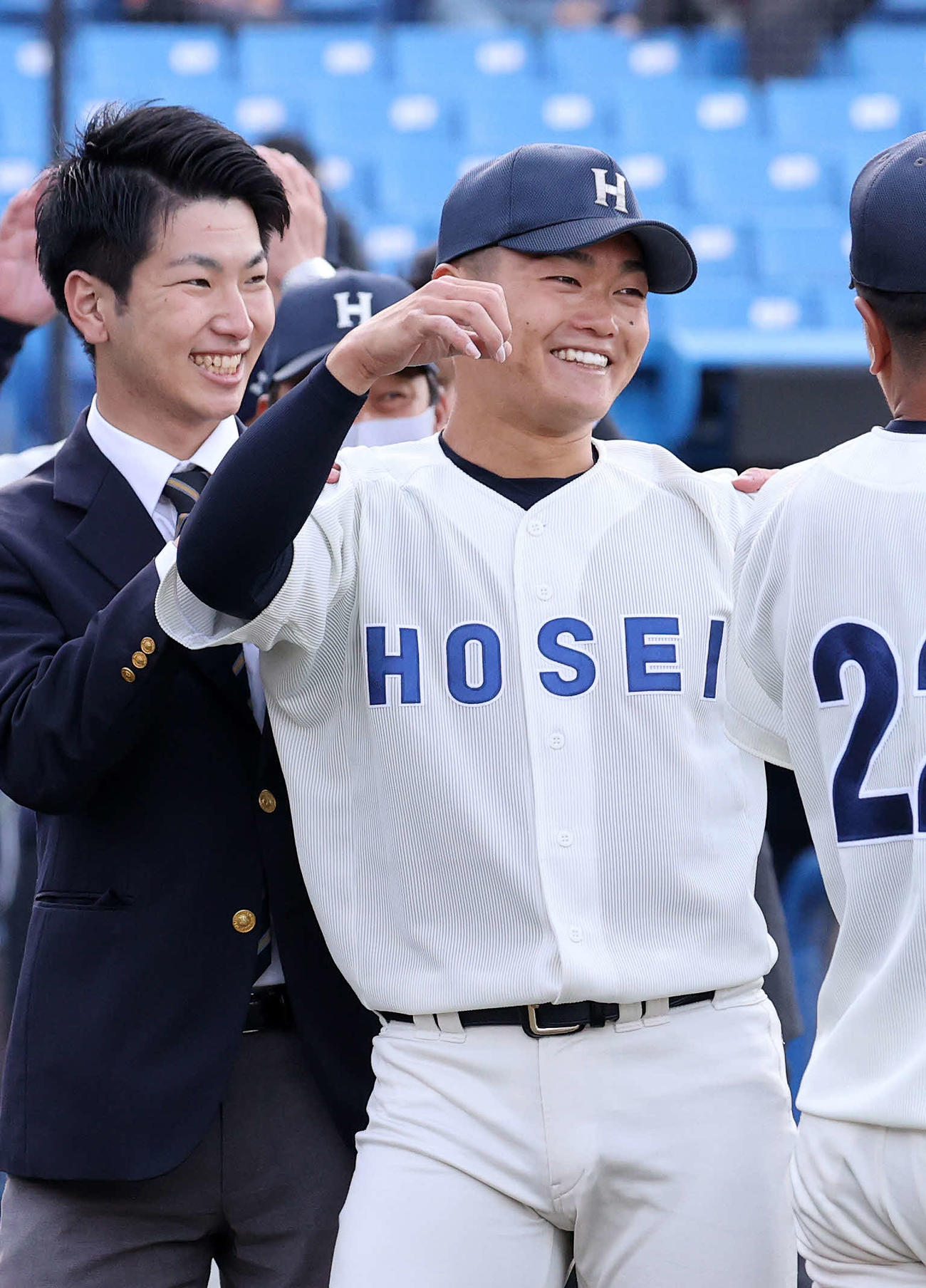慶大対法大　勝利し笑顔を見せる法大・三浦（右）（撮影・鈴木正人）