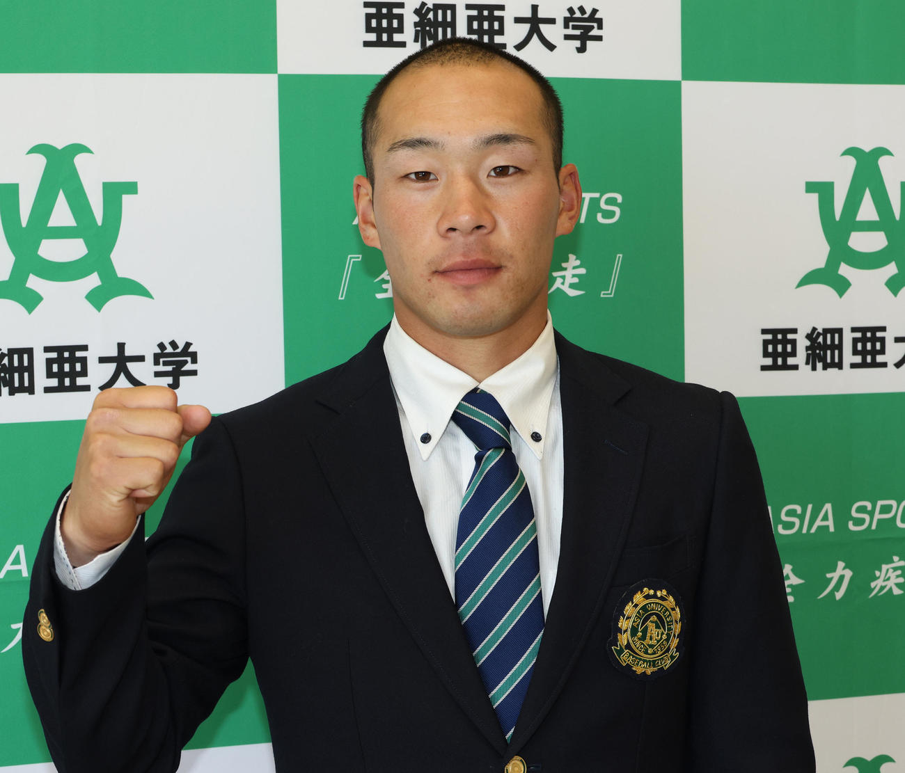 ガッツポーズする亜大硬式野球部後藤主将（撮影・中島郁夫）