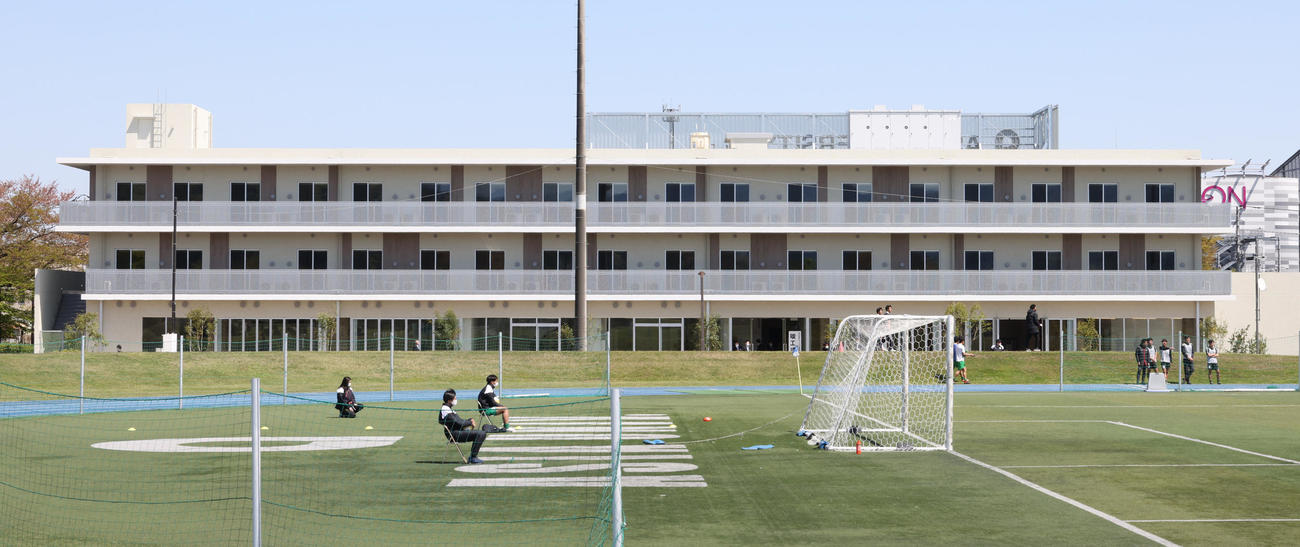 竣工（しゅんこう）式が行われた亜大硬式野球部日の出寮（撮影・中島郁夫）