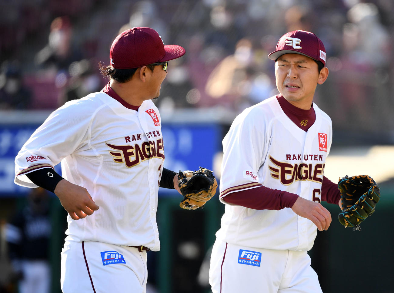 楽天対ソフトバンク　6回表を無失点に抑えた楽天西口（右）はなぜか泣きそうな顔でベンチへ引き揚げる（撮影・横山健太）