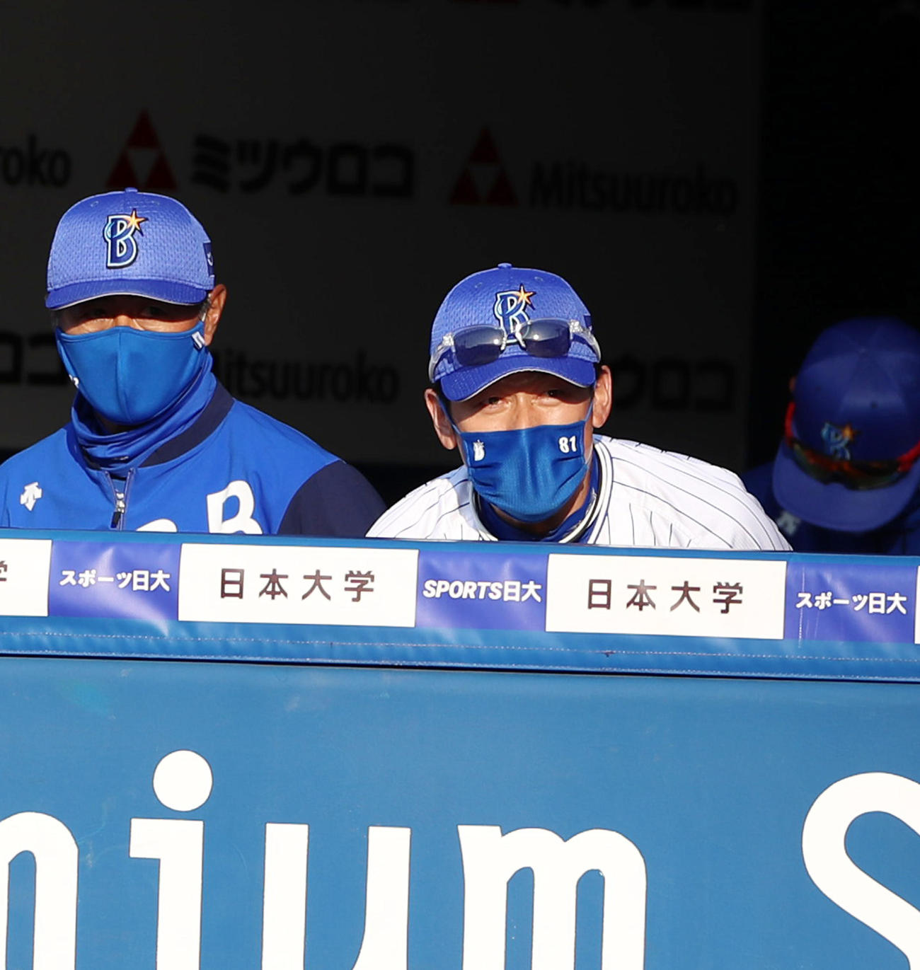 DeNA対阪神　9回表、ベンチでグラウンドヲ見つめる三浦監督（撮影・加藤哉）