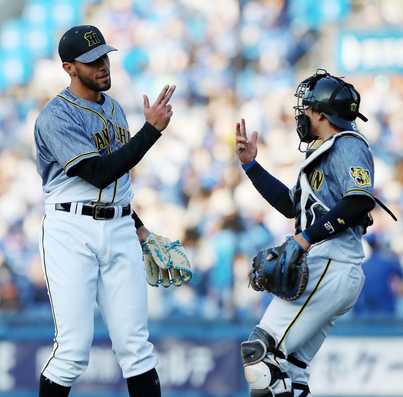 DeNA対阪神　DeNAに勝利し梅野隆太郎（右）とタッチするロベルト・スアレス（撮影・加藤哉）