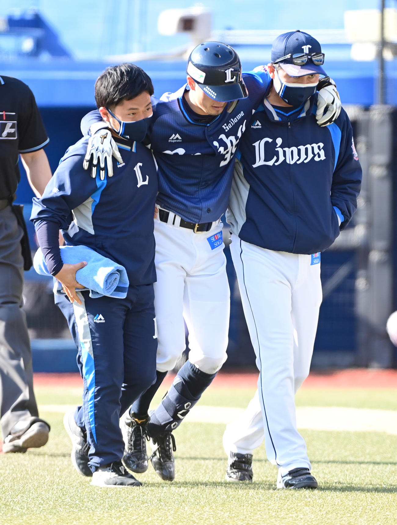 ロッテ対西武　5回表西武2死二塁、若林（中央）は自打球を当てベンチへ向かう（撮影・小沢裕）