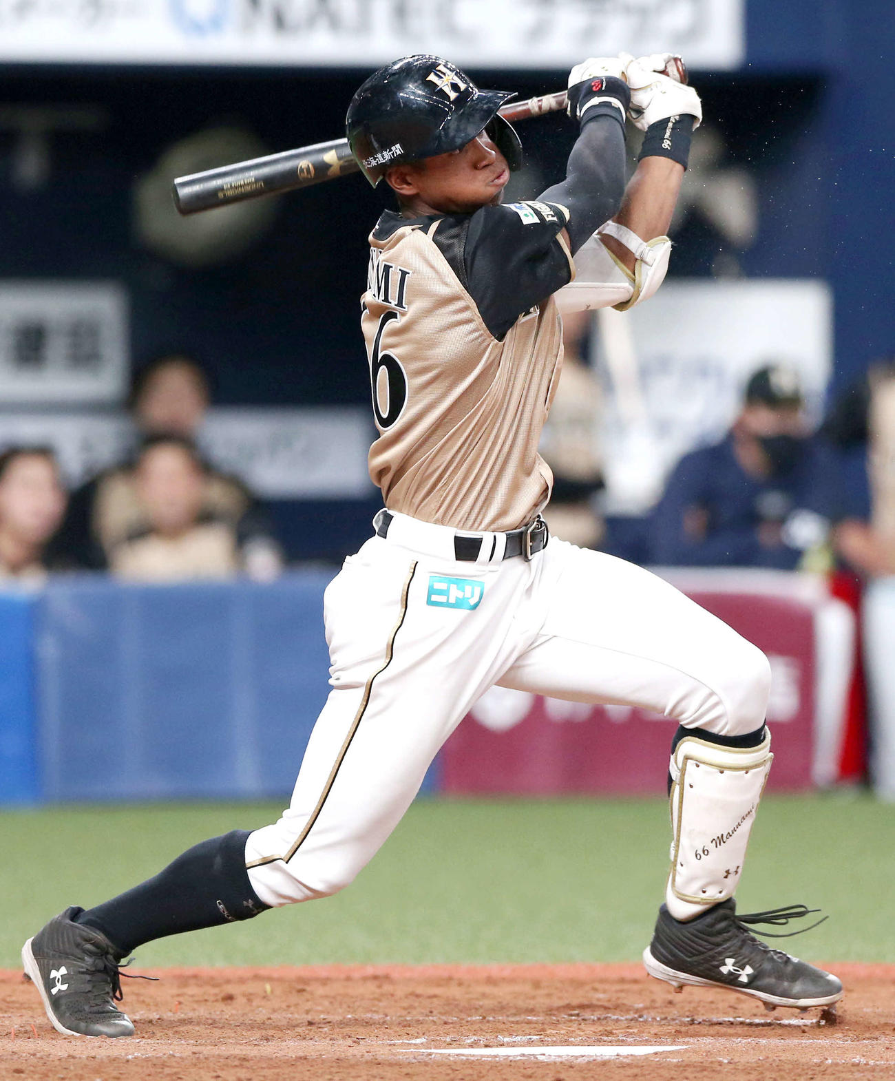 オリックス対日本ハム　5回表日本ハム1死、万波は右に二塁打を放つ（撮影・上山淳一）