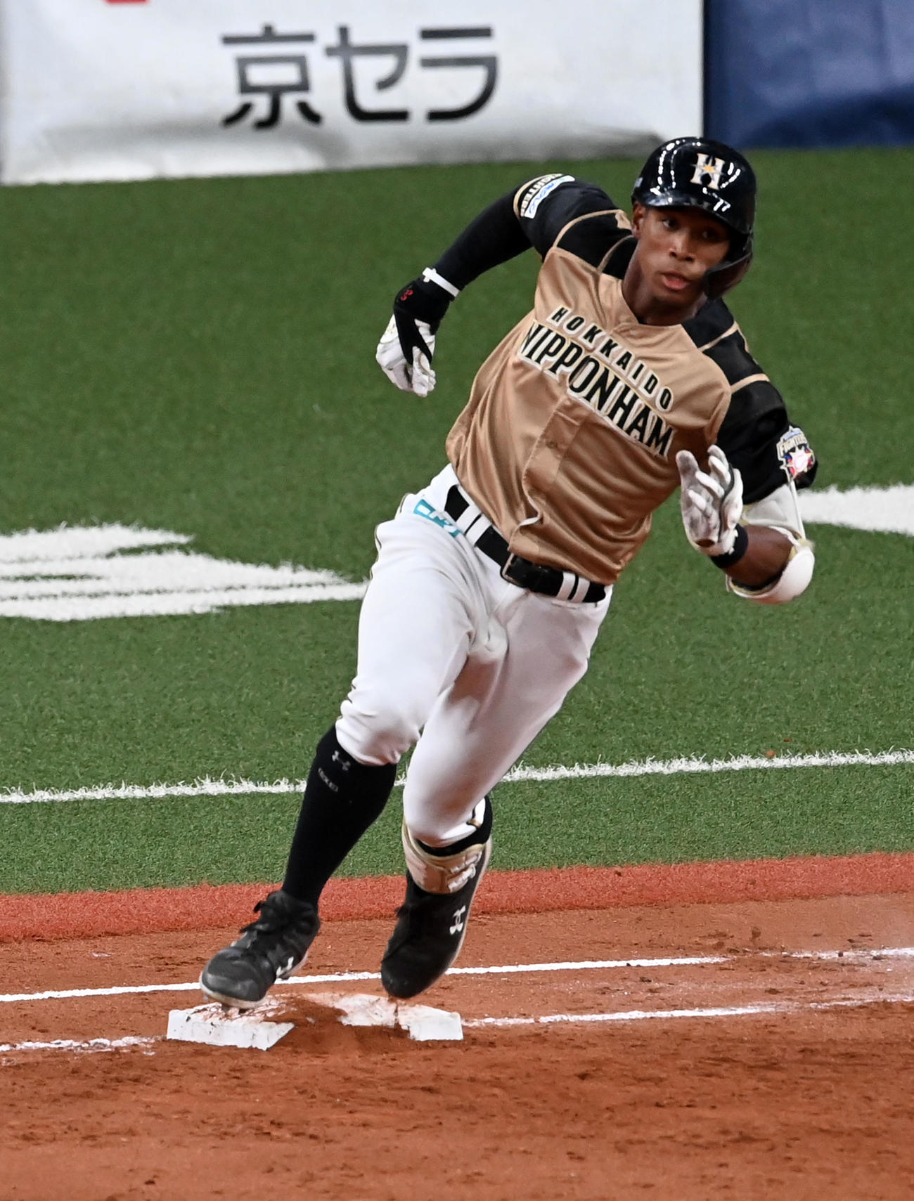 オリックス対日本ハム　5回表日本ハム1死、万波は右中間にプロ初安打となる二塁打を放つ（撮影・前岡正明）