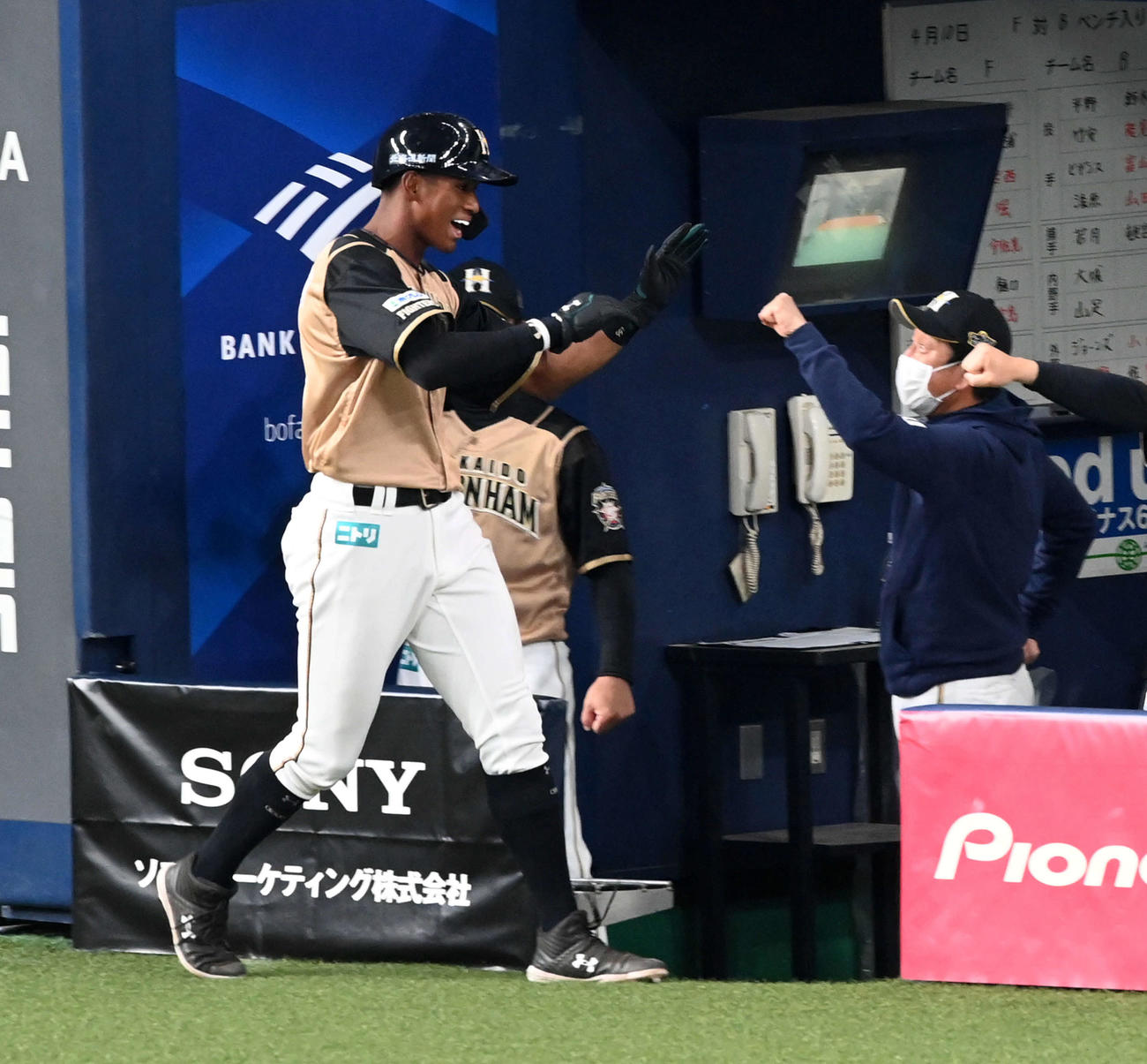 オリックス対日本ハム　5回表日本ハム1死二塁、清水の右前適時打で生還した万波（左）を迎える栗山監督（撮影・前岡正明）