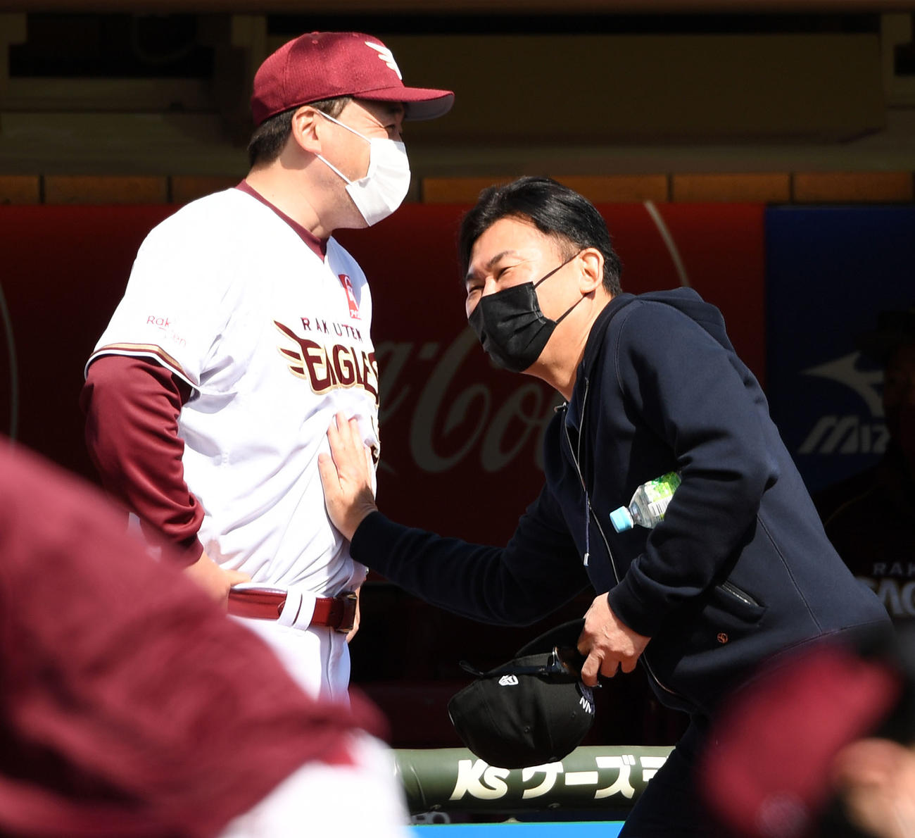 楽天対ソフトバンク　楽天石井監督兼GM（左）のお腹をさする三木谷オーナー（撮影・横山健太）