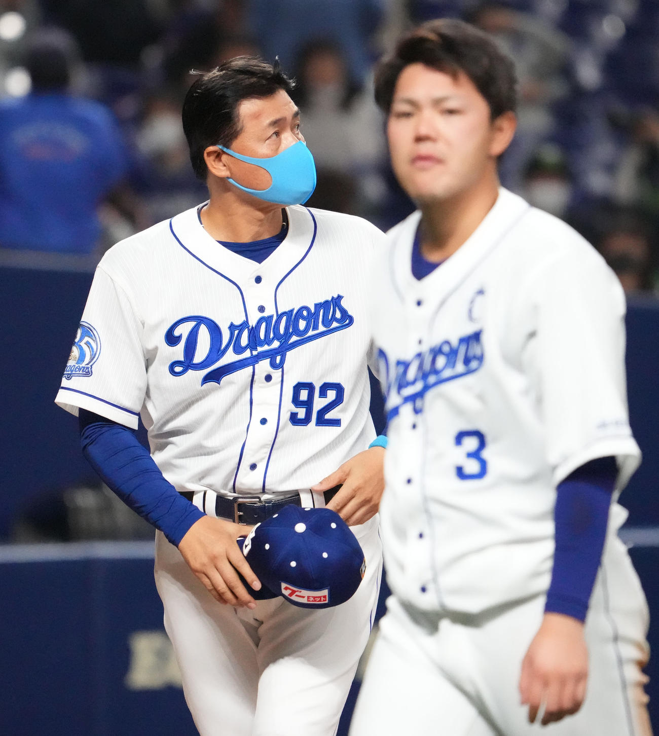 中日対ヤクルト　試合終了、スクリーンを見つめる与田監督（撮影・森本幸一）