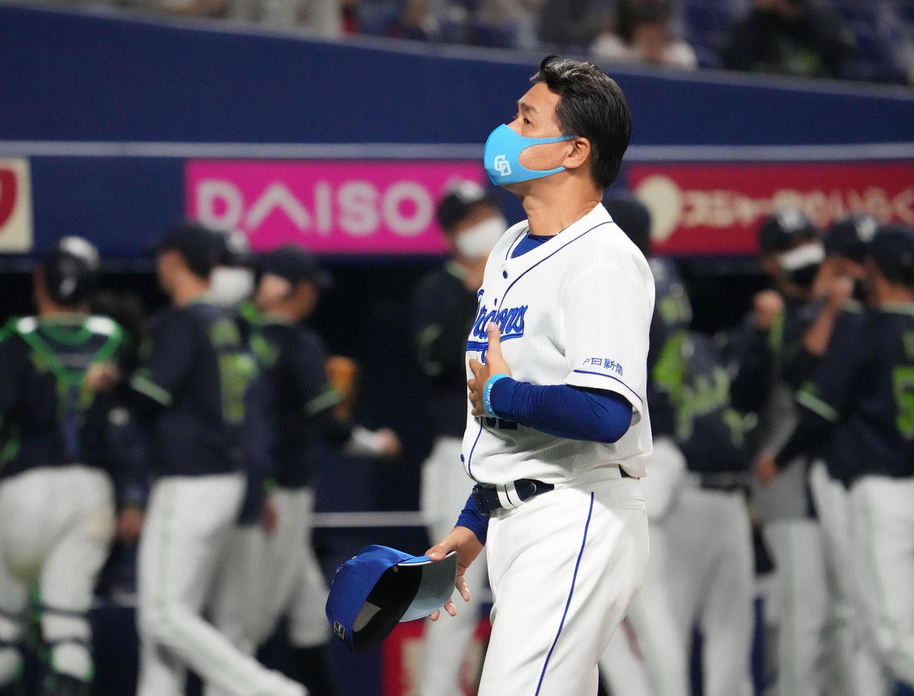 中日対ヤクルト　試合終了、引き揚げる与田監督（撮影・森本幸一）