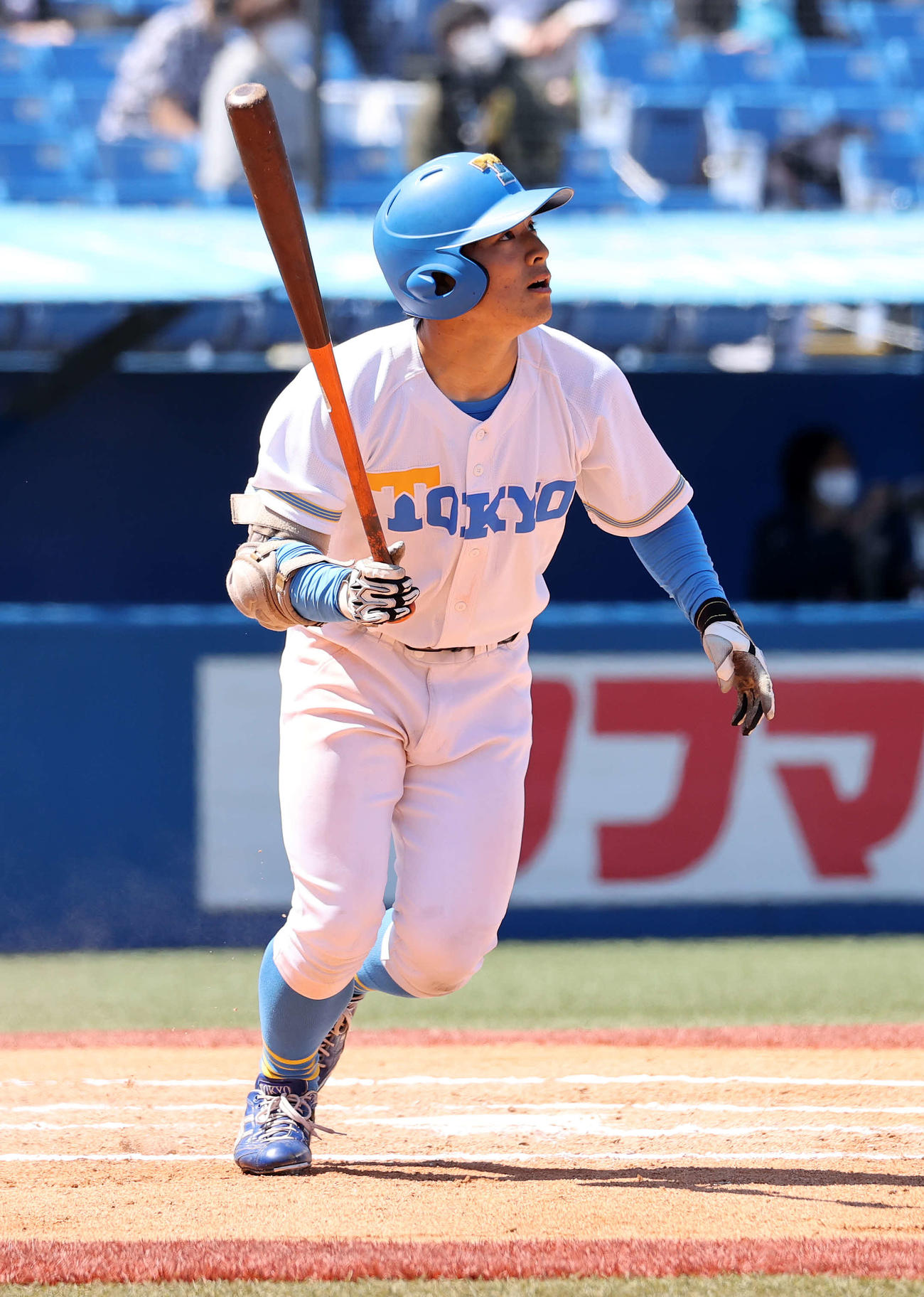 東大対早大　6回表東大2死、阿久津は右飛を放つ（撮影・鈴木正人）