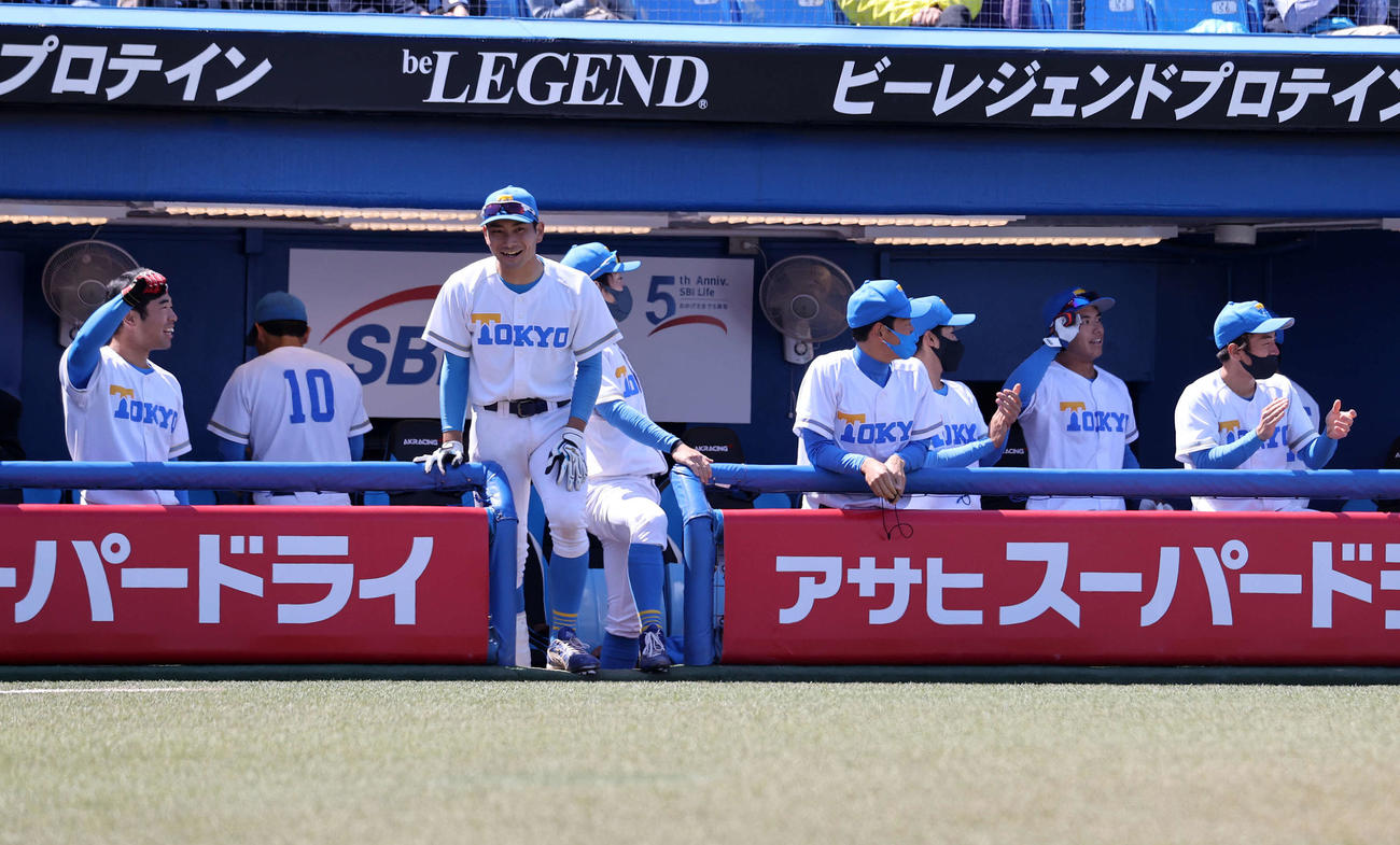 東大対早大　7回表東大2死満塁、森末の左前適時打で得点し喜ぶ選手たち（撮影・鈴木正人）