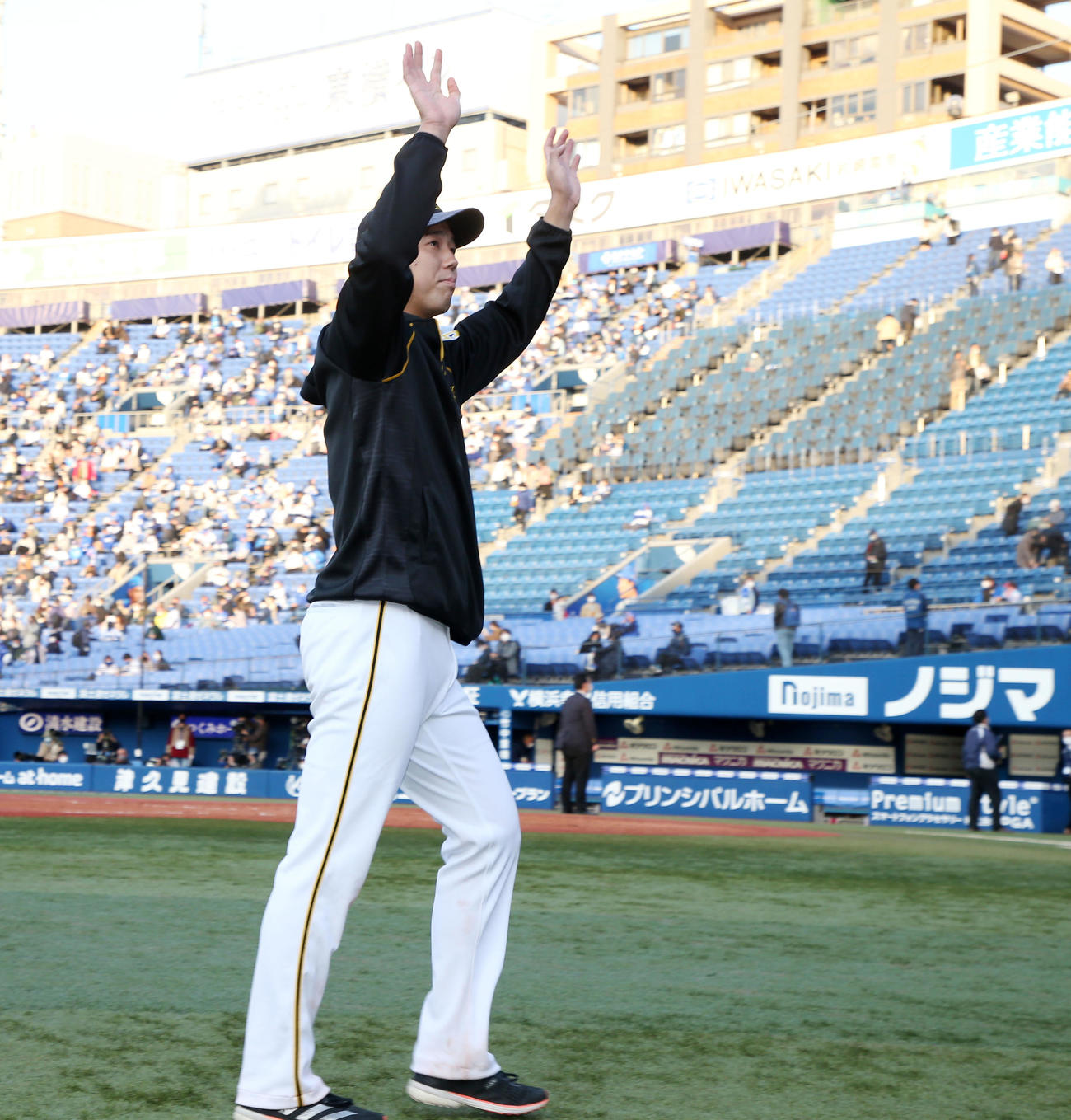 DeNA対阪神　地元横浜でDeNAに勝利しスタンドに手を振る青柳（撮影・加藤哉）