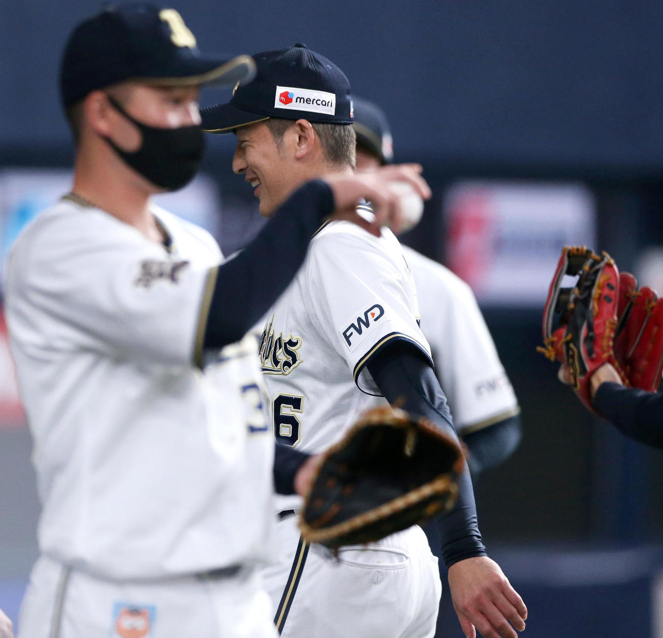オリックス対日本ハム　7回登板の能見は3者凡退で抑え笑顔でベンチに引き揚げる（撮影・上山淳一）
