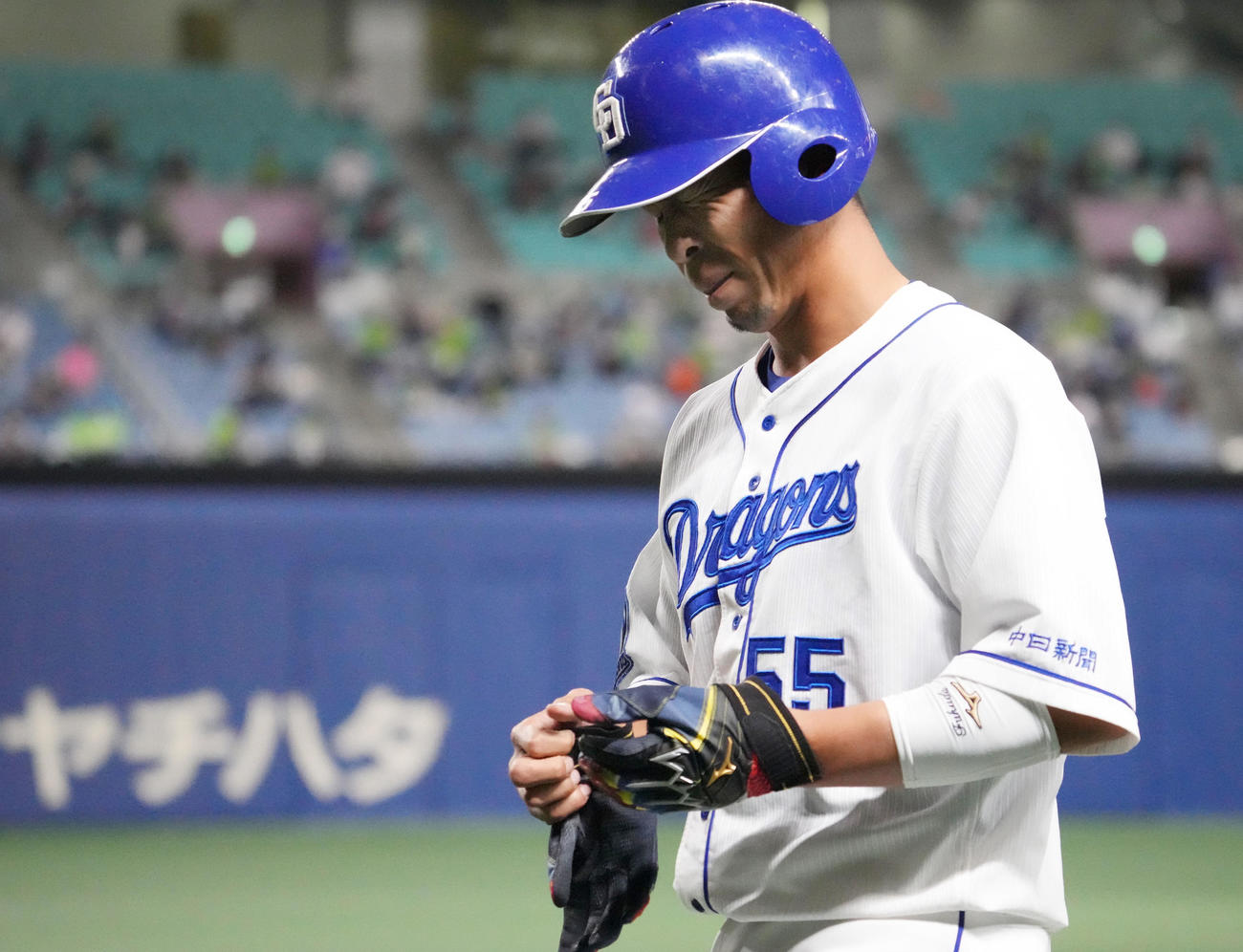 中日対ヤクルト　9回裏中日1死、投ゴロに倒れ渋い表情の福田（撮影・森本幸一）