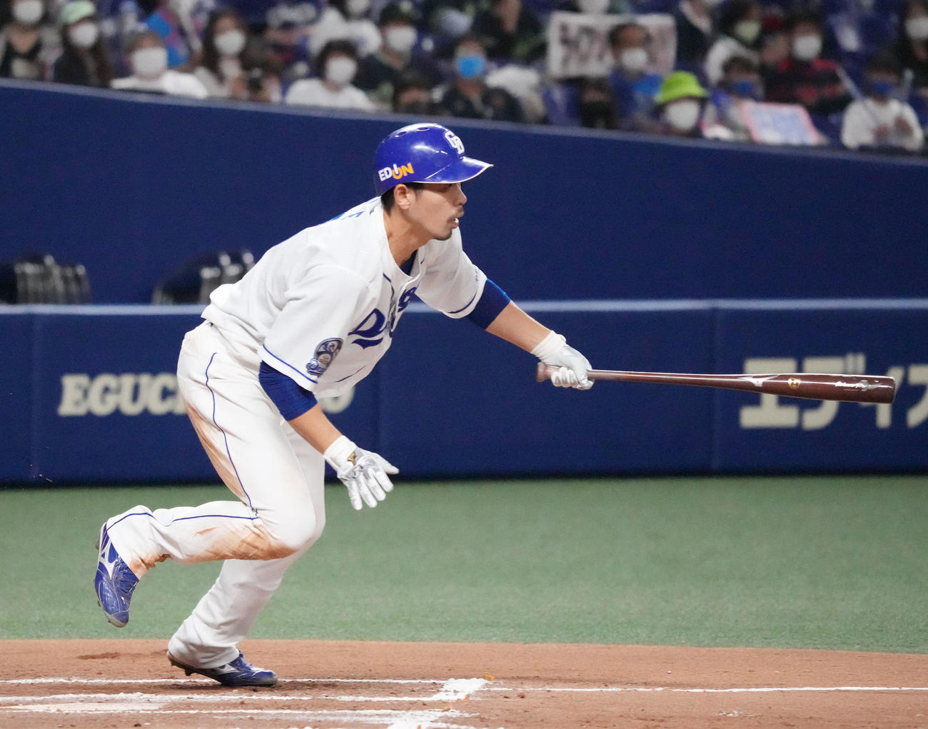 中日対ヤクルト　6回裏中日無死二塁、中前適時打を放った阿部（撮影・森本幸一）