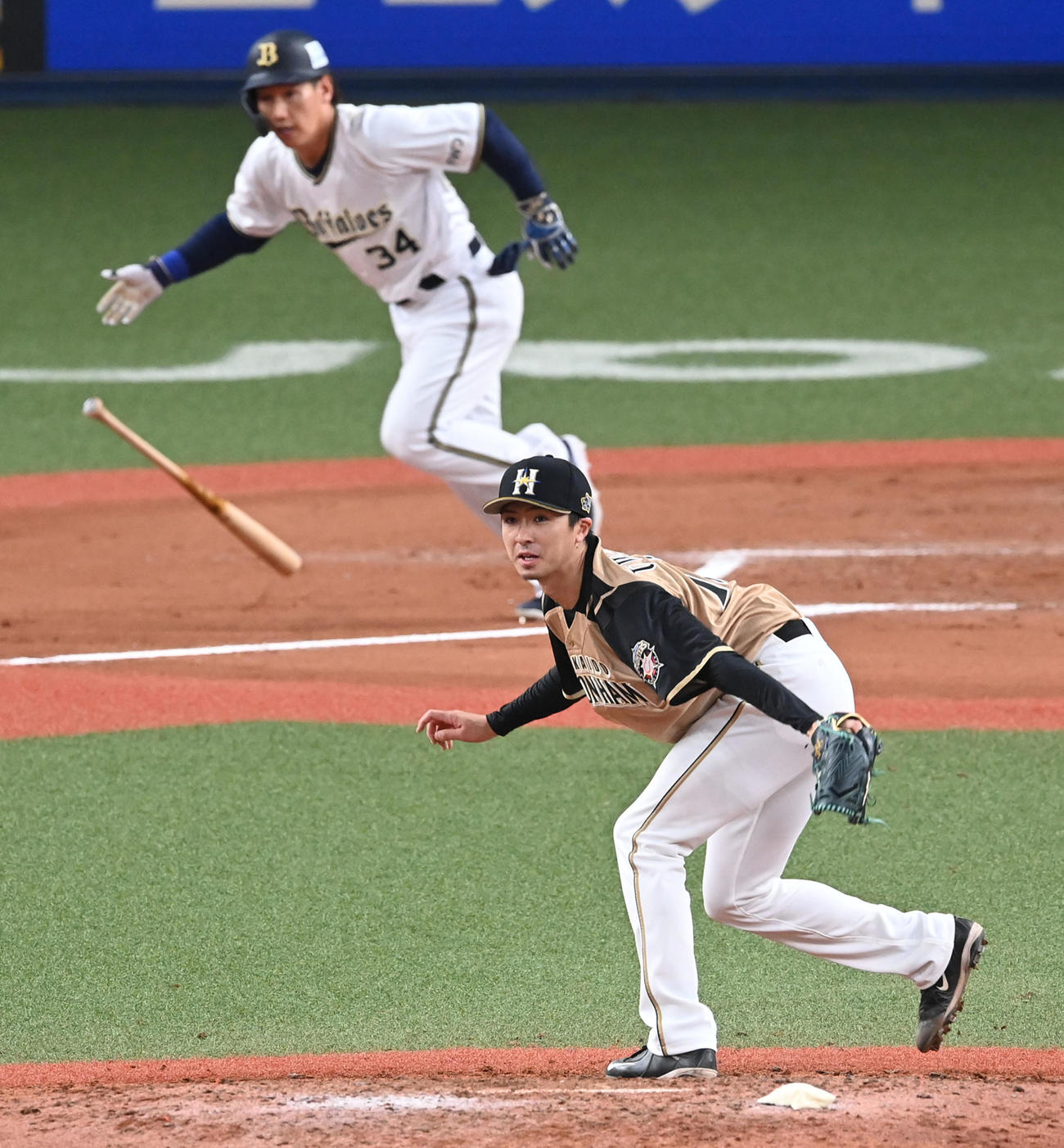オリックス対日本ハム　6回裏オリックス1死二塁、吉田正に中前適時打を打たれた上沢（撮影・前岡正明）＝2021年4月10日（撮影・前岡正明）