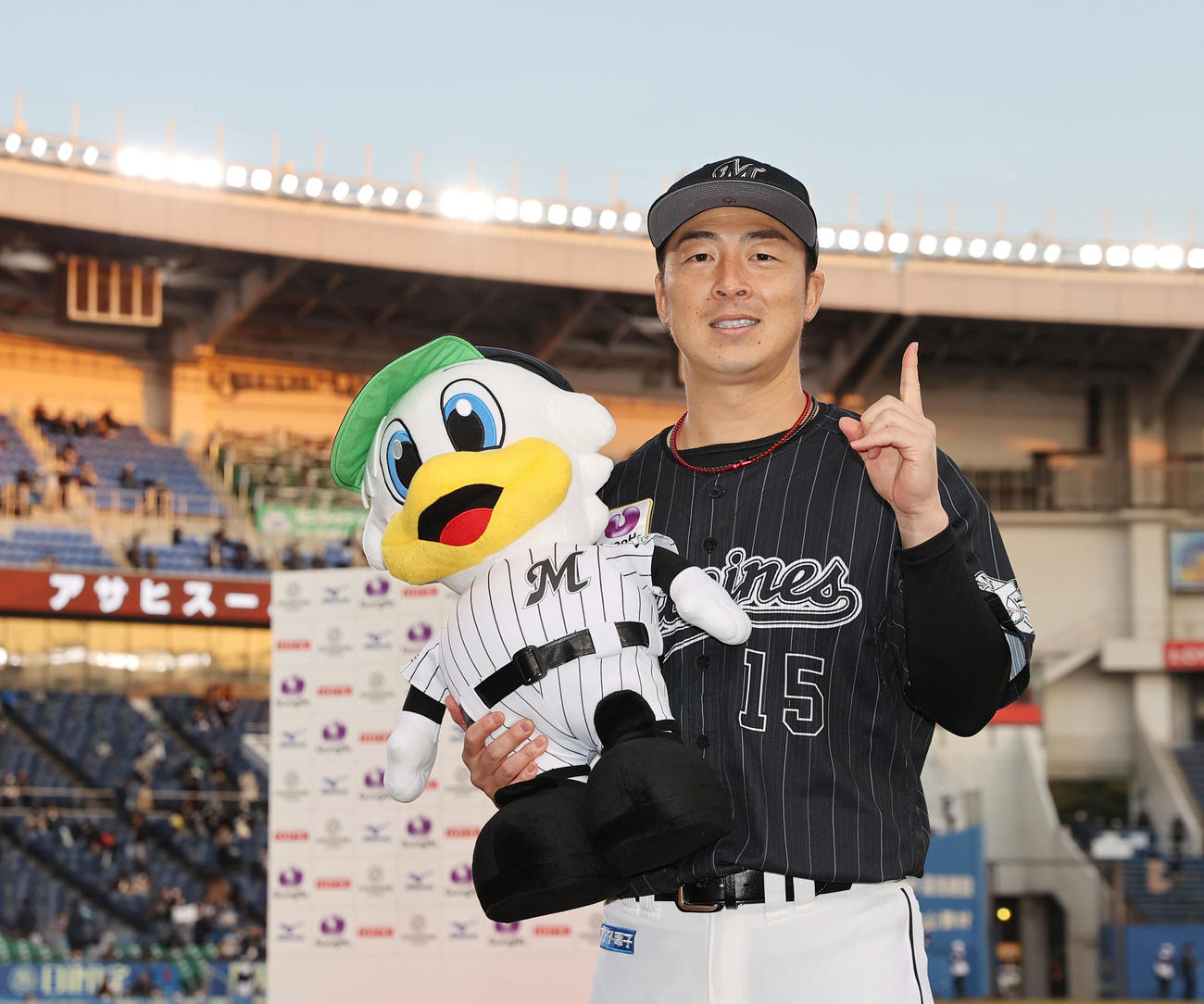 ロッテ対西武　西武に勝利し今季初勝利のロッテ美馬はポーズを決める（撮影・垰建太）