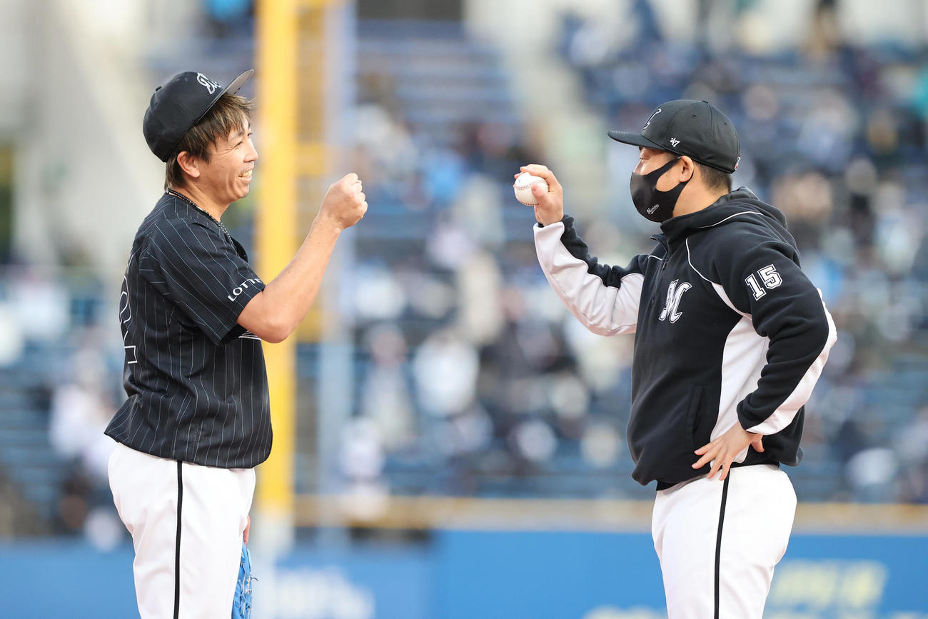 ロッテ対西武　西武に勝利し今季初勝利のロッテ美馬（右）は益田から勝利球を受け取る（撮影・垰建太）