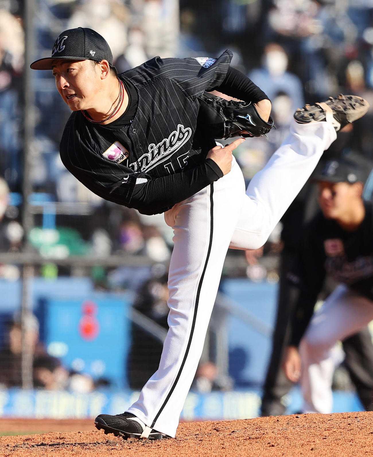 ロッテ対西武　7回、力強い表情で力投するロッテ美馬（撮影・垰建太）