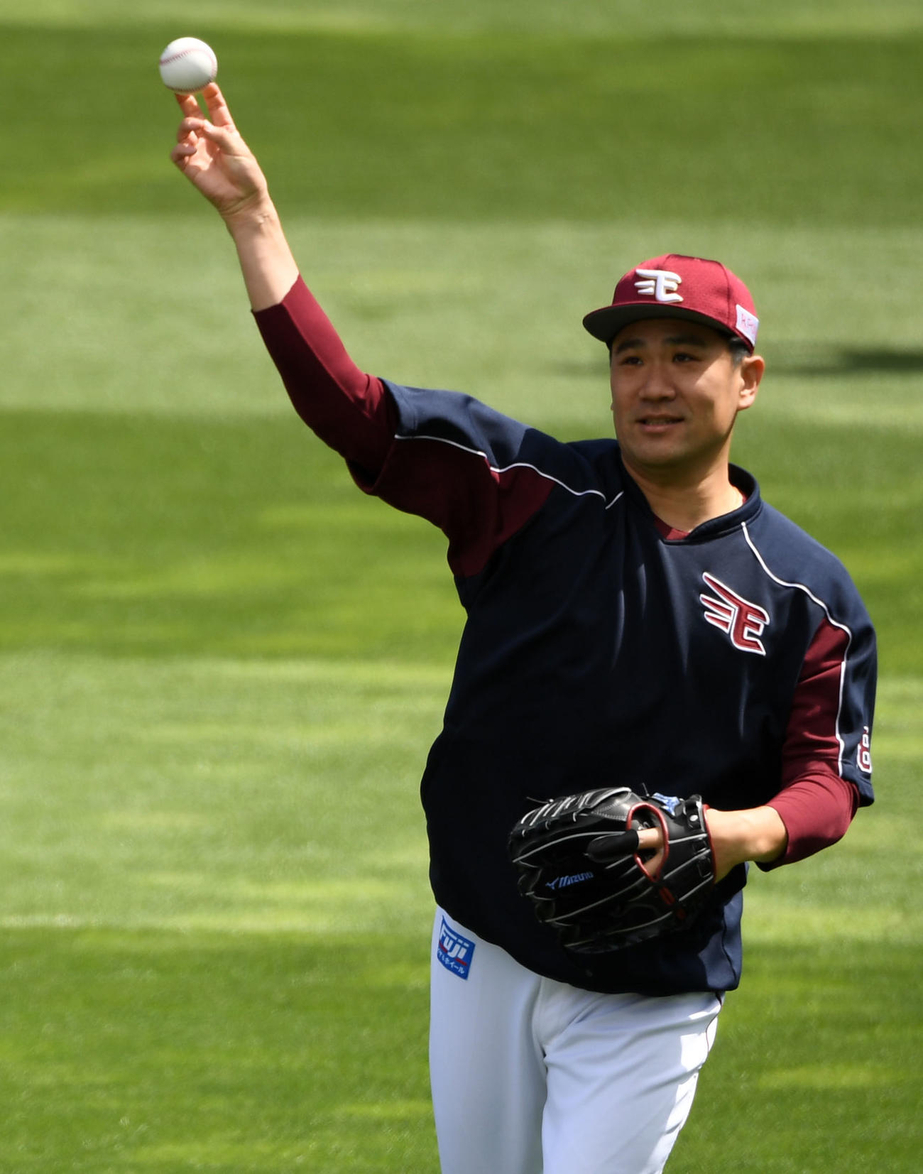 楽天対ソフトバンク　キャッチボールをする楽天田中将（撮影・横山健太）