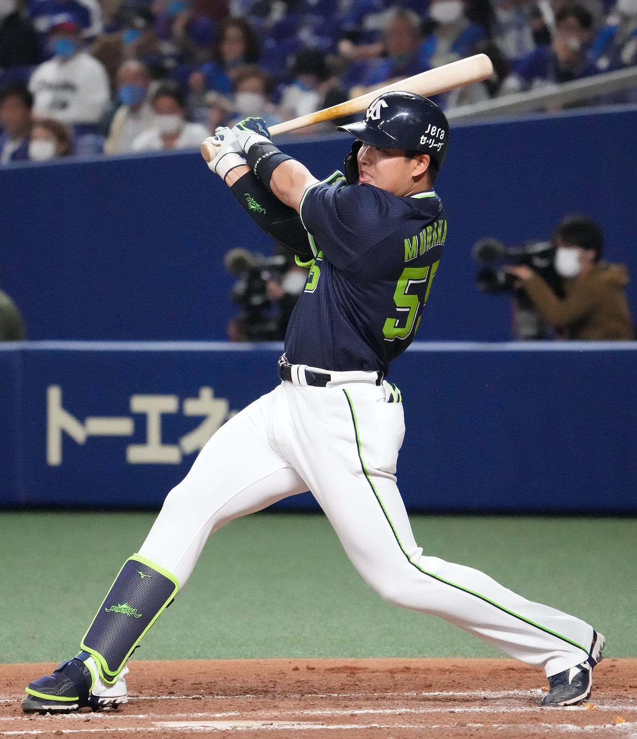 中日対ヤクルト　4回表ヤクルト1死一塁、左越え2点本塁打を放つ村上（撮影・森本幸一）