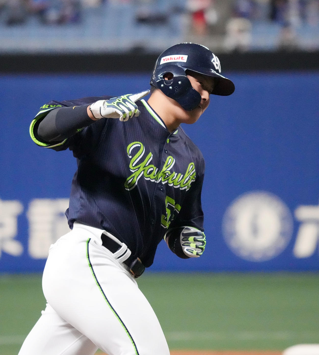中日対ヤクルト　4回表ヤクルト1死一塁、左越え2点本塁打を放った村上（撮影・森本幸一）