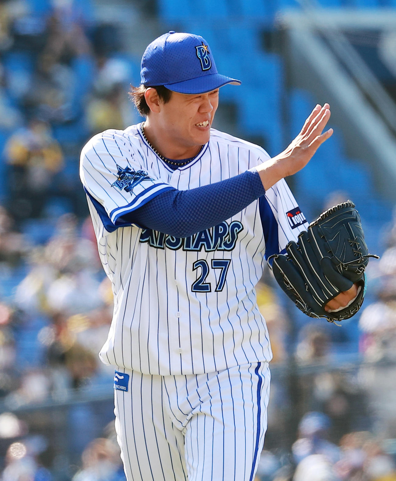 DeNA対阪神　5回表阪神1死一、二塁、近本を投ゴロ併殺に仕留め喜ぶ上茶谷（撮影・野上伸悟）