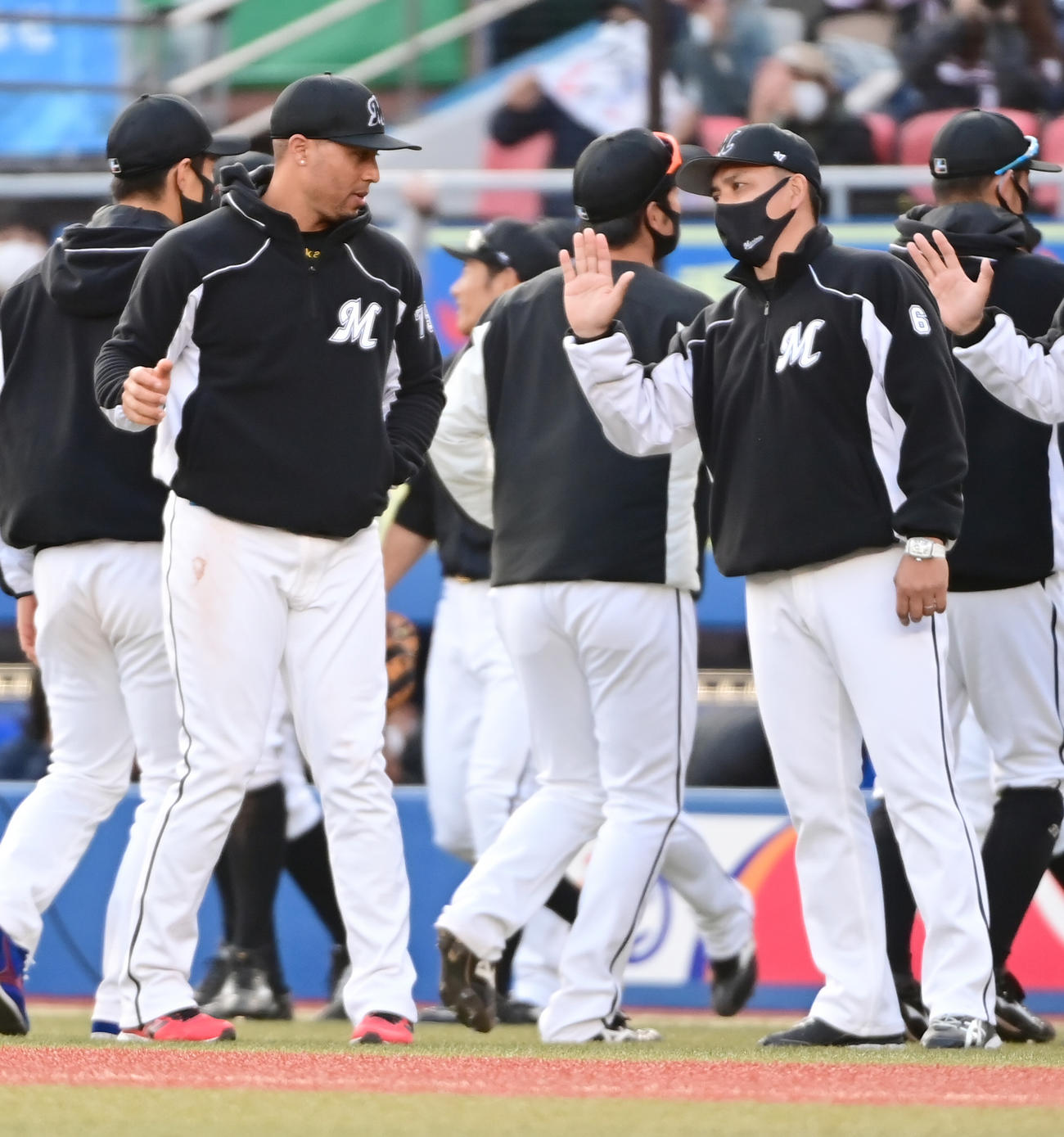 2本塁打と活躍したマーティン（左）はロッテ井口監督の祝福を受ける（撮影・小沢裕）