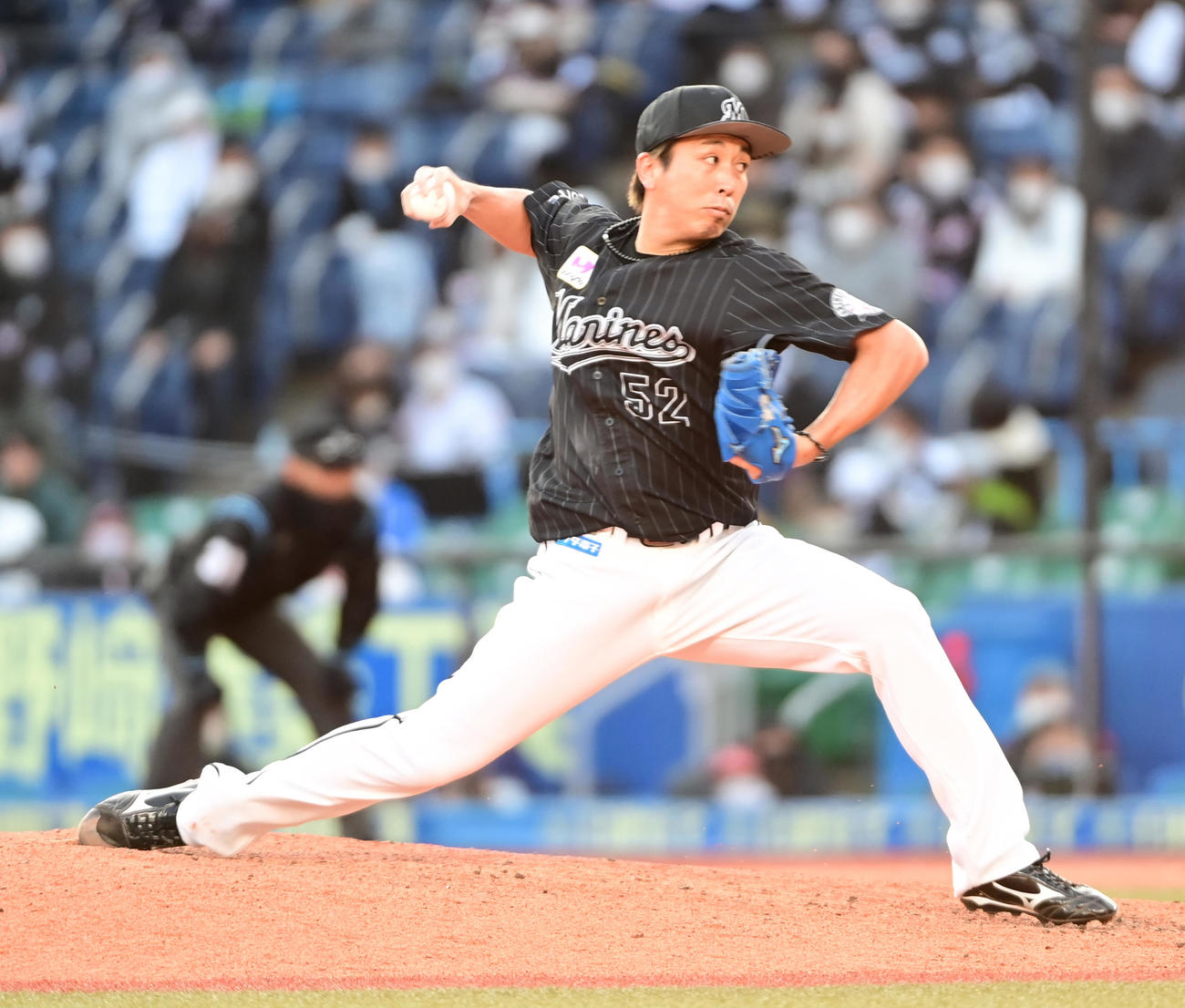 ロッテ対西武　ロッテ3番手で登板した益田（撮影・小沢裕）