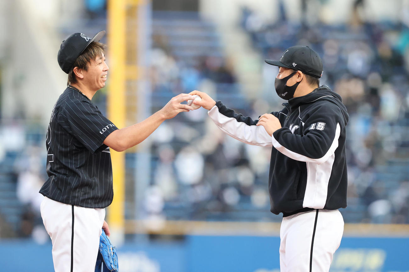 ロッテ対西武　西武に勝利し今季初勝利のロッテ美馬（右）は益田から勝利球を受け取る（撮影・垰建太）