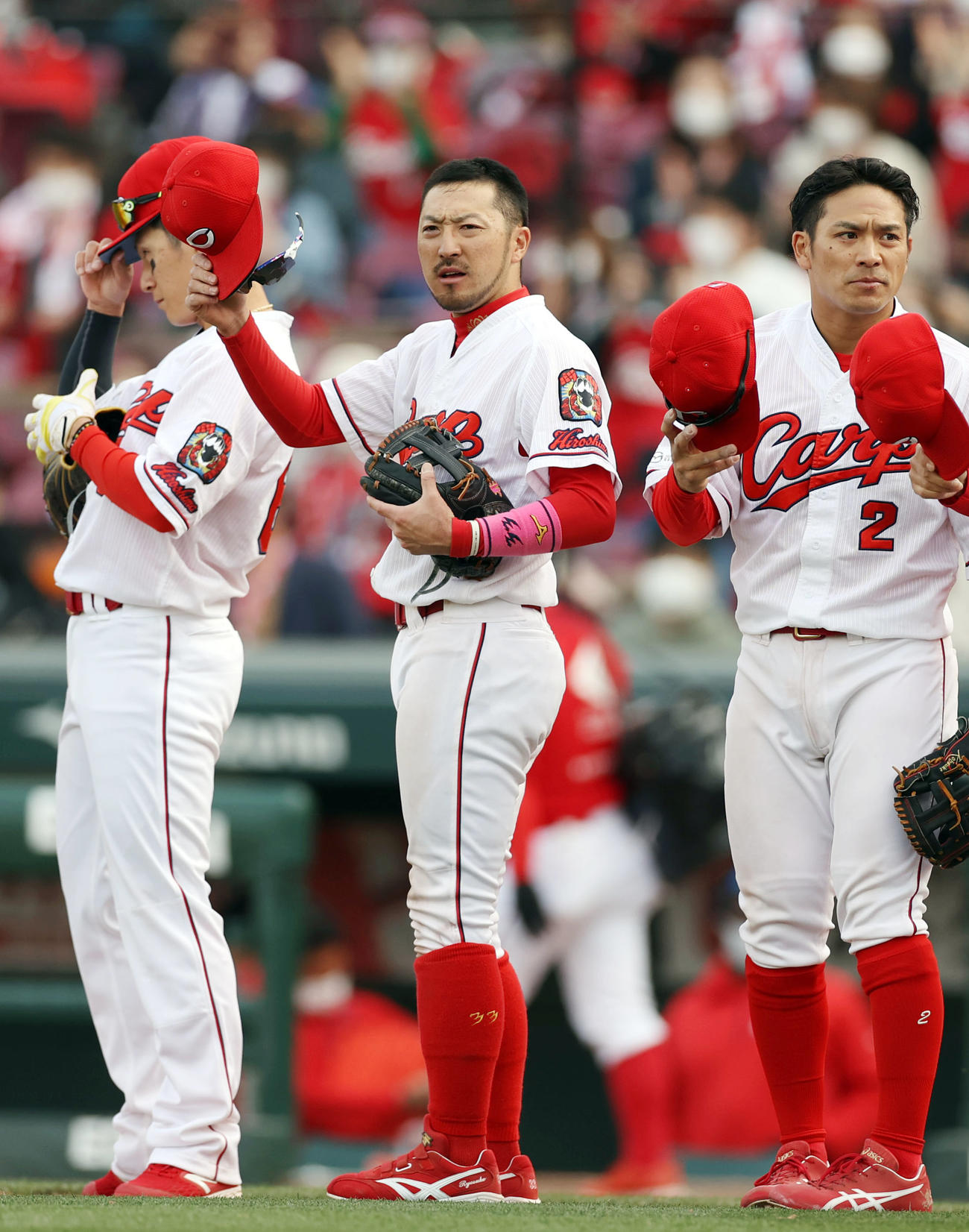 広島対巨人　試合後、田中広（右）らとファンにあいさつする菊池涼（中央）（撮影・狩俣裕三）