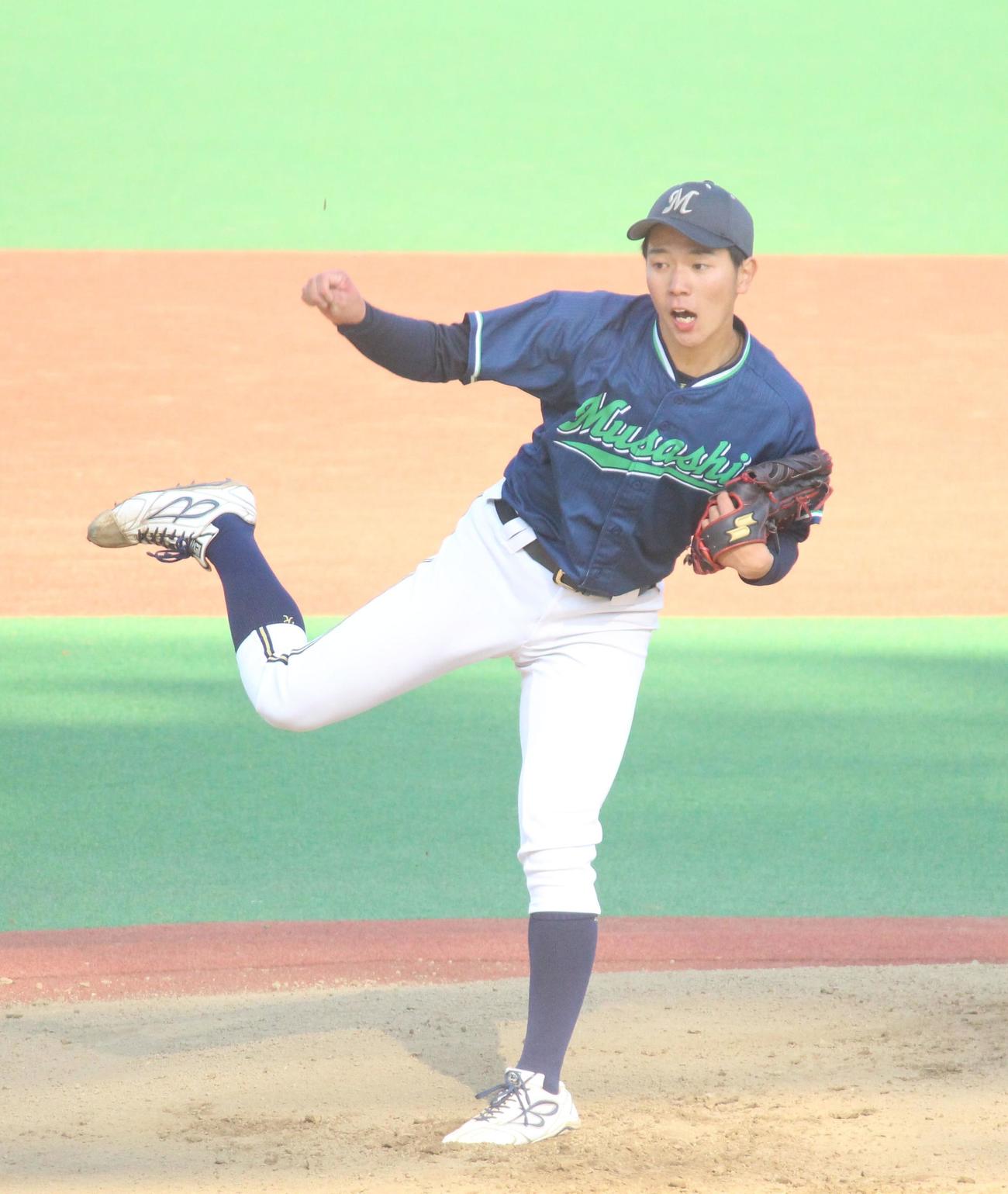 武蔵大対筑波大　開幕戦に先発し力投する武蔵大・山内（撮影・保坂恭子）