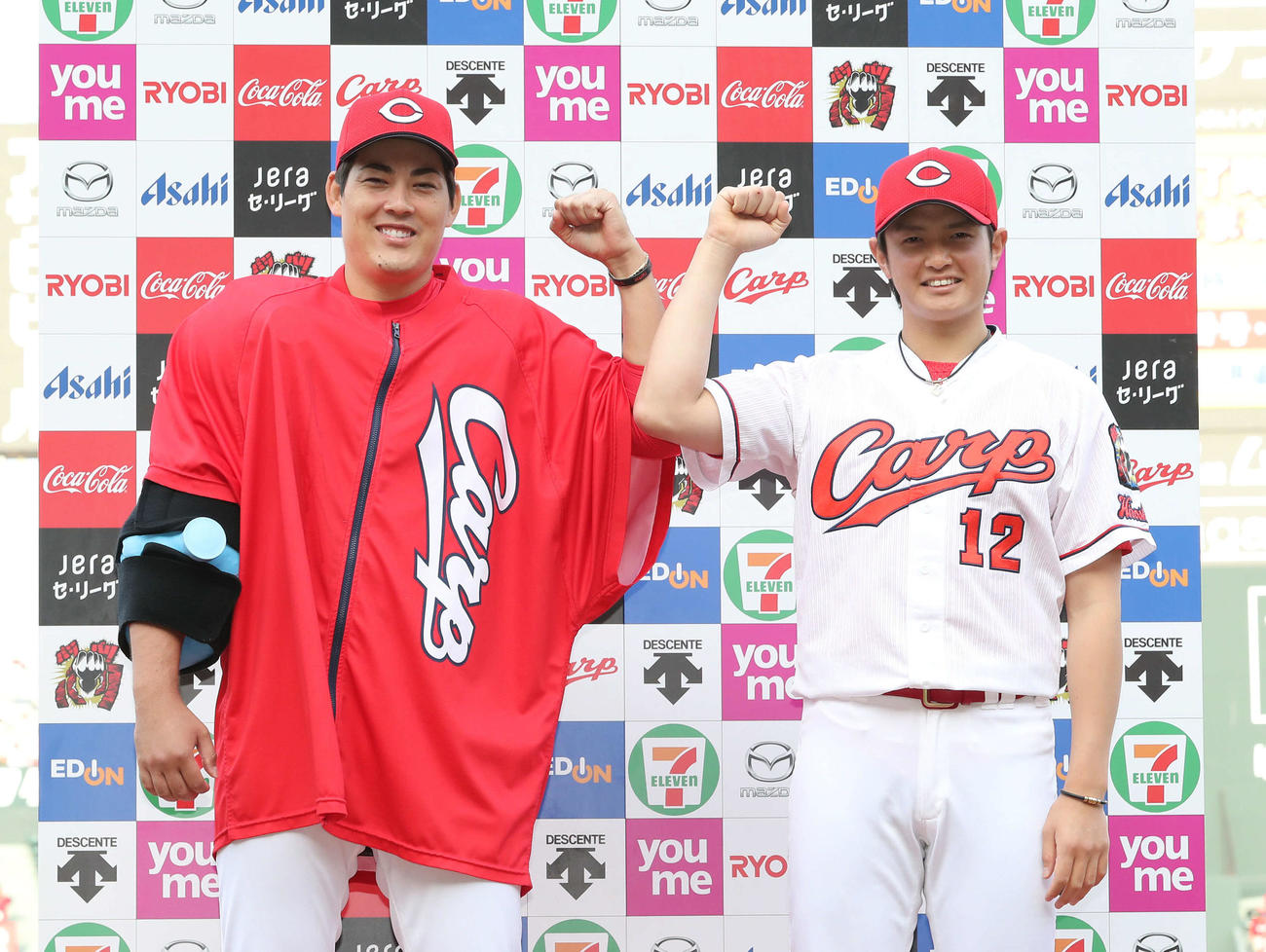 広島対巨人　お立ち台でポーズを決める九里（左）と大道（右）
