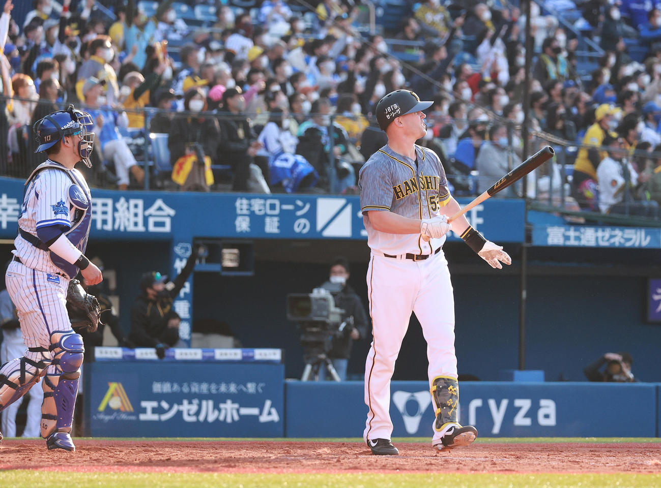 DeNA対阪神　9回表阪神1死二塁、左越え2点本塁打を放つサンズ（撮影・野上伸悟）