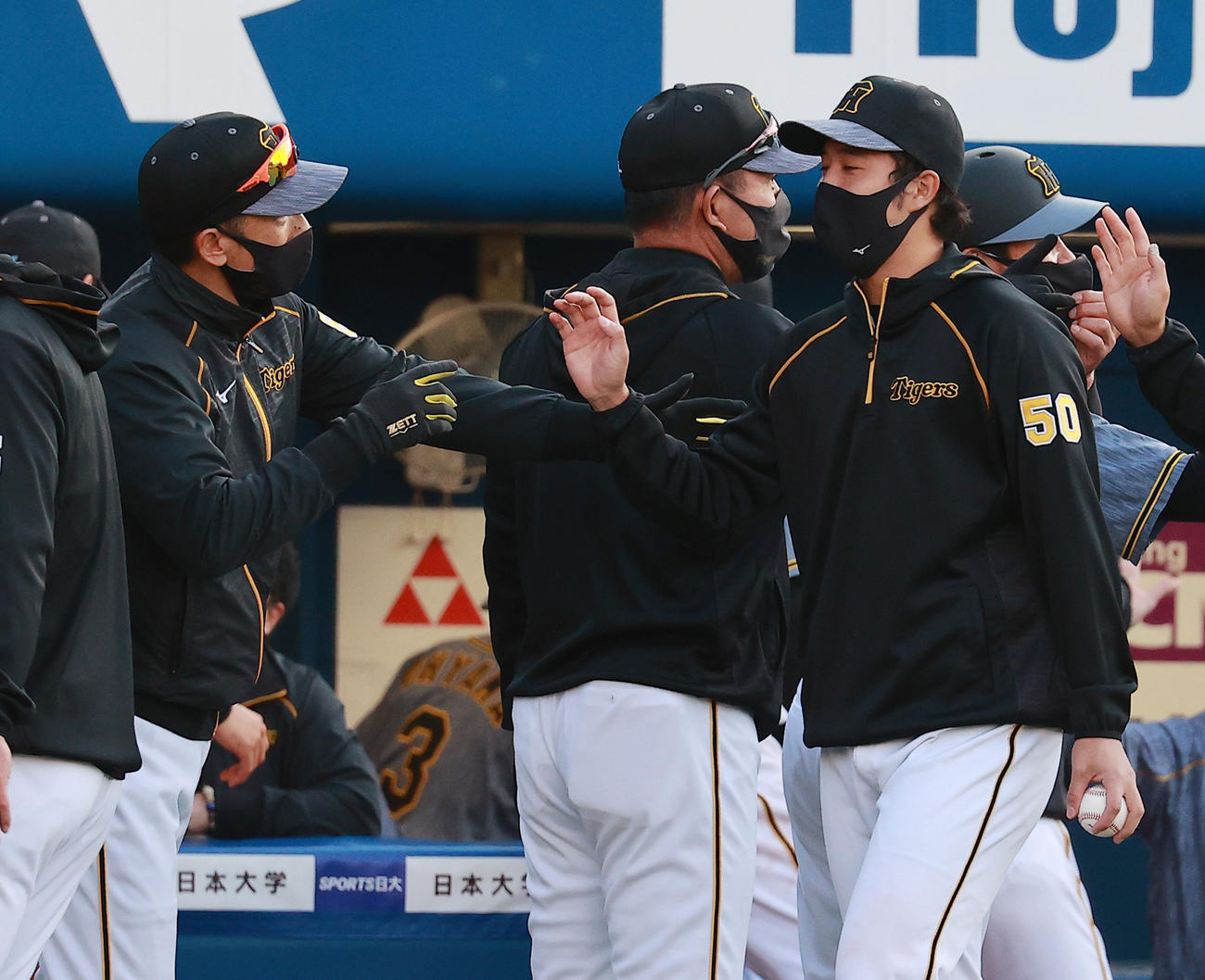 DeNA対阪神　2勝目を挙げた青柳（右）をねぎらう阪神矢野監督（撮影・野上伸悟）