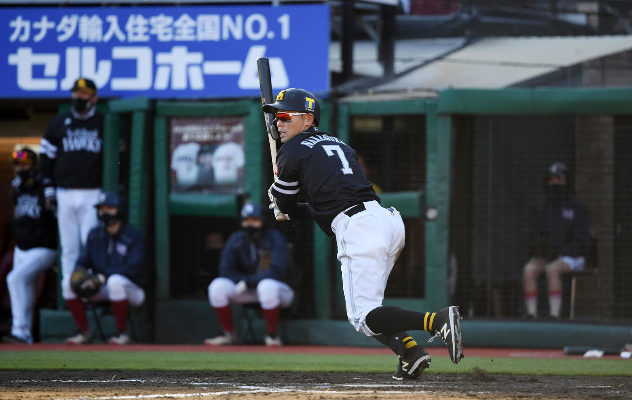 楽天対ソフトバンク　7回表ソフトバンク2死二塁、左前適時打を放つ中村晃（撮影・横山健太）