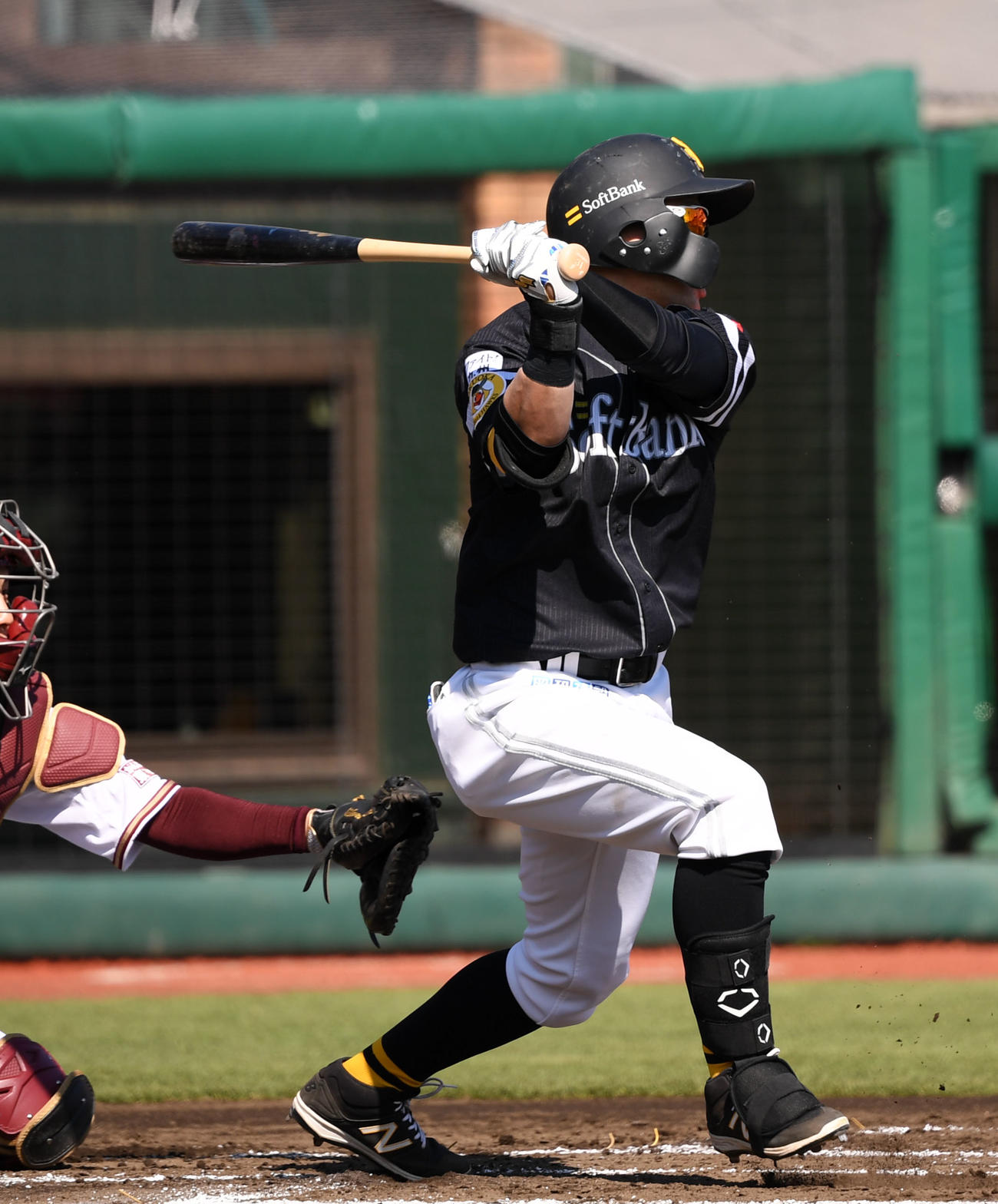 楽天対ソフトバンク　1回表ソフトバンク2死一、三塁、遊適時内野安打を放つ中村晃（撮影・横山健太）