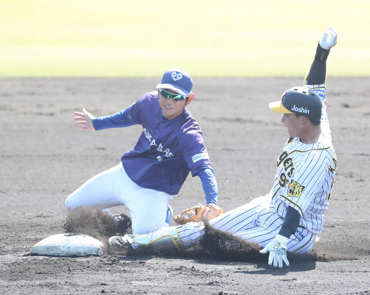 片山雄哉は左越え二塁打を放つ＝鳴尾浜（代表撮影）