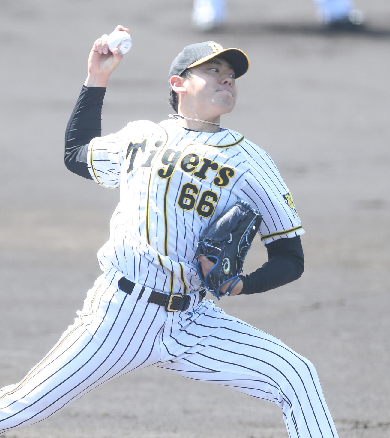 大阪ガス戦に先発する小川（代表撮影）