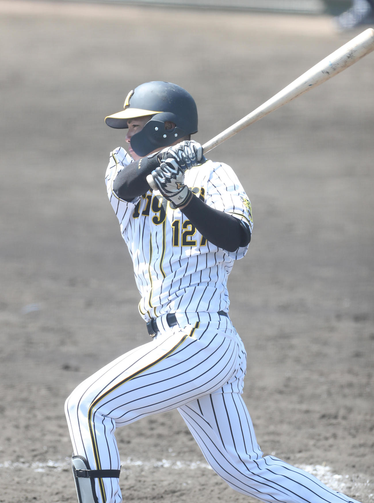 小野寺暖は遊撃適時内野安打を放つ＝鳴尾浜（代表撮影）