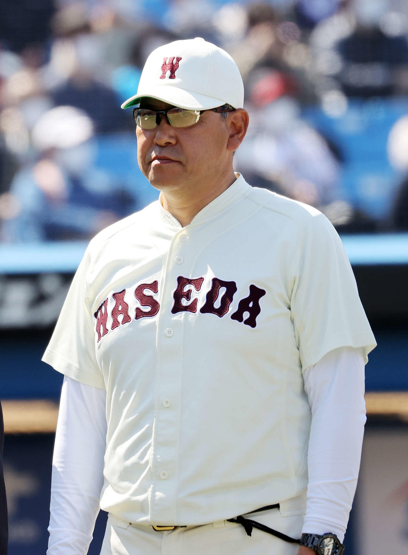 東大対早大　応援席にあいさつする早大・小宮山監督（撮影・鈴木正人）