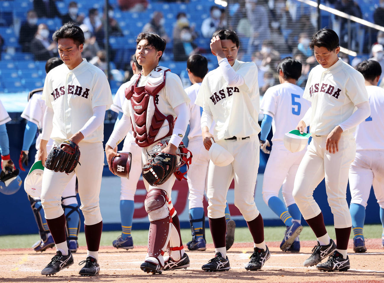 東大対早大　整列を終え引き揚げる。左から早大・山下、岩本、沢田、徳山（撮影・鈴木正人）