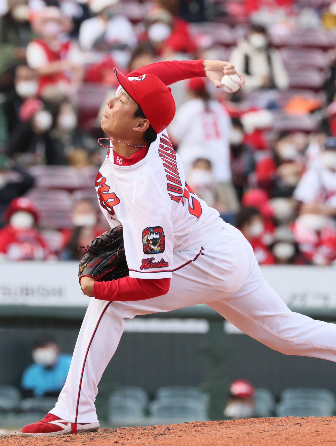 広島対巨人　最後をしっかり抑えた栗林（撮影・加藤孝規）