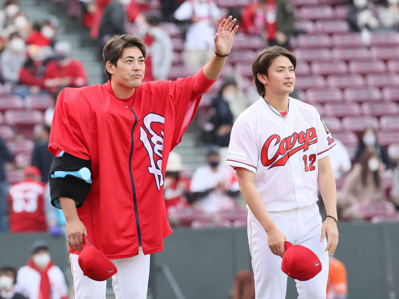 広島対巨人　ファンの声援に応える九里（左）と大道（右）（撮影・加藤孝規）